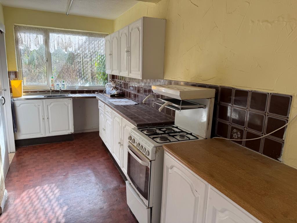 Lot: 125 - SUBSTANTIAL PROPERTY ARRANGED AS TWO FLATS IN NEED OF REFURBISHMENT - GF Kitchen to rear with window and fitted units
